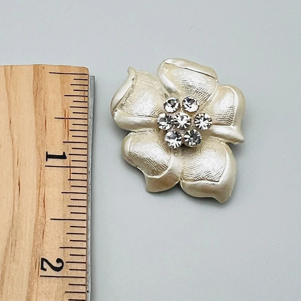 Vintage Cream Floral Brooch Rhinestone Center Textured Petals Flower‎ Pin